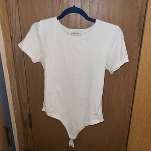Aritzia bodysuit in white. Only worn once and in great condition!